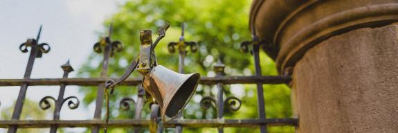 Glocke im Garten der Communauté Vierge des Pauvres | © Christina Sobiraj
