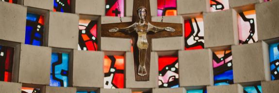 Kreuz in der Kapelle des Lourdesheim | © Christina Sobiraj