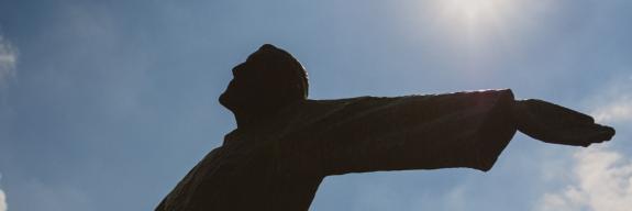 Statue des heiligen Franziskus im Garten der Communauté Vierge des Pauvres | © Christina Sobiraj