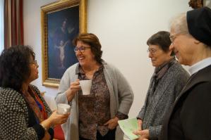 Assoziierte und Schwestern im Austausch.