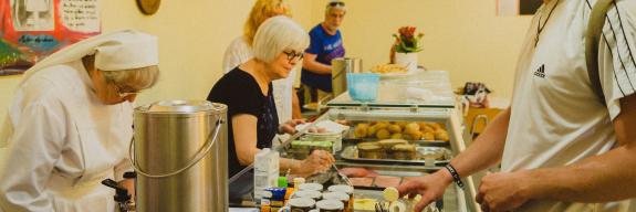 Thekenbereich der Franziska-Schervier-Stube | © Christina Sobiraj